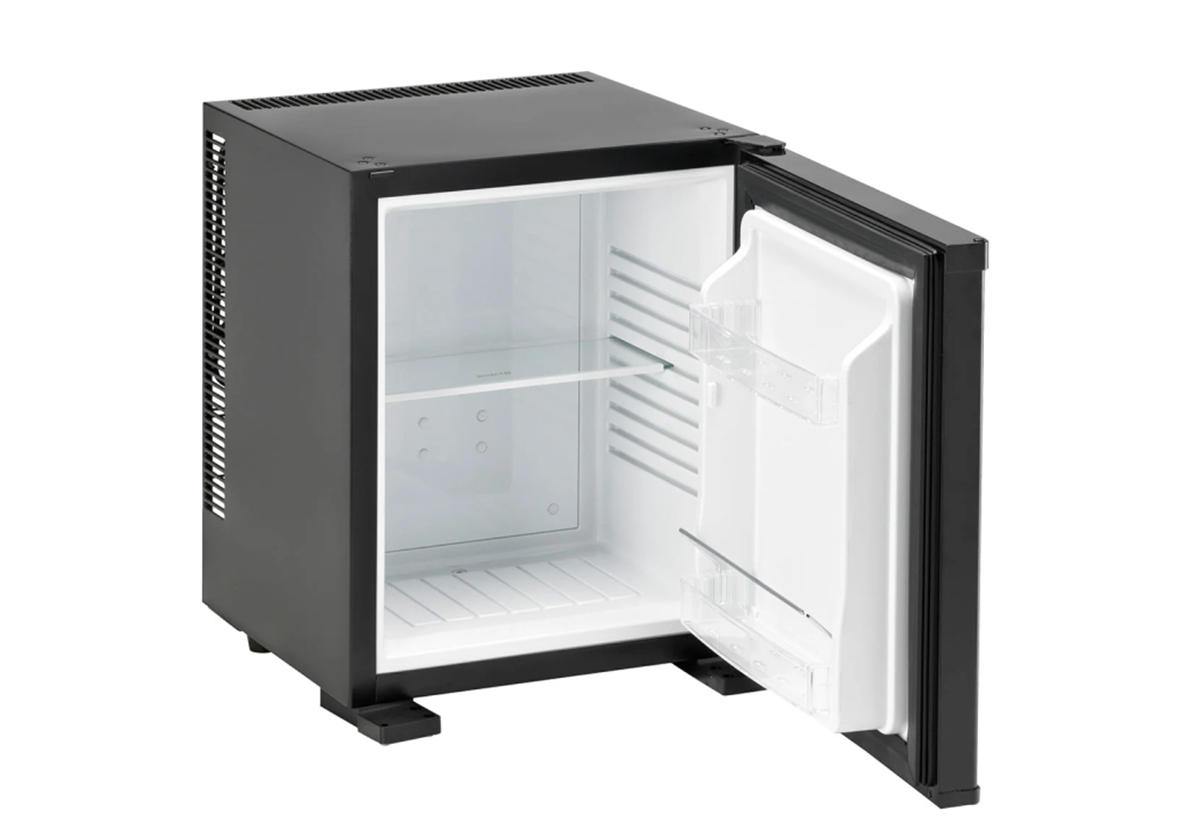 Απεικονίζεται το mini bar με ανοιχτή την πόρτα.